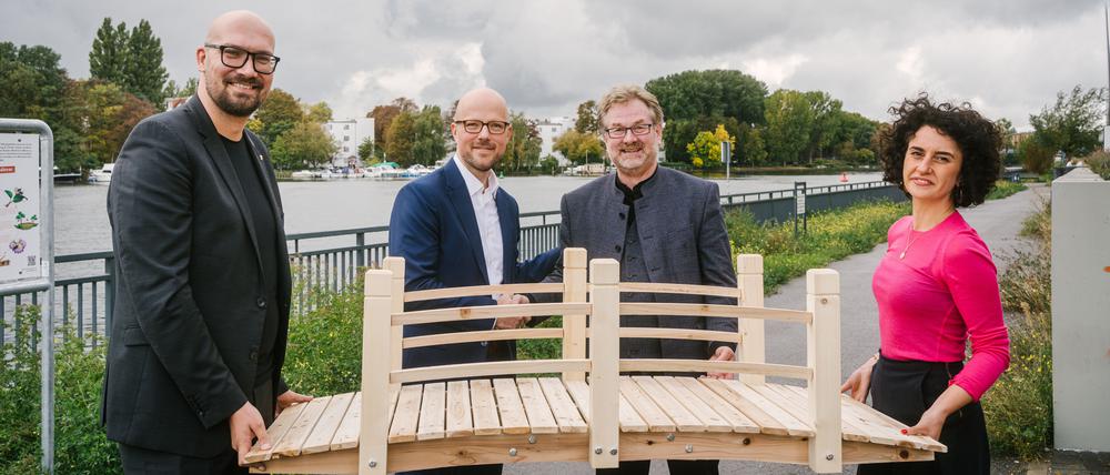 IHK-Präsident Sebastian Stietzel (2.v.l.) und HTW-Präsident Carsten Busch wollen den Austausch von Innovationen fördern. Als Brückenträger fungieren Wirtschafts-Staatssekretär Michael Biel (SPD) und Wissenschafts-Staatssekretärin Armaghan Naghipour (parteilos).