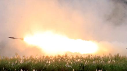 US-Militärkräfte feuern eine Rakete des High Mobility Artillery Rocket System (HIMARS) ab. 