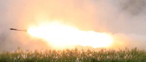 US-Militärkräfte feuern eine Rakete des High Mobility Artillery Rocket System (HIMARS) ab. 