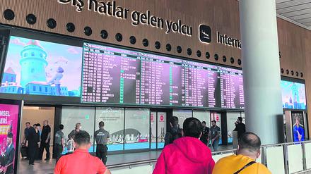 Flughafen Istanbul: Nach Beginn einer Teilmobilmachung in Russland fliehen Männer im wehrfähigen Alter in Scharen ins Ausland.