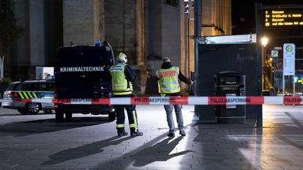 Polizei und Kriminaltechnik stehen auf dem Marktplatz in Halle an der Saale.