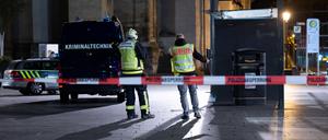 Polizei und Kriminaltechnik stehen auf dem Marktplatz in Halle an der Saale.