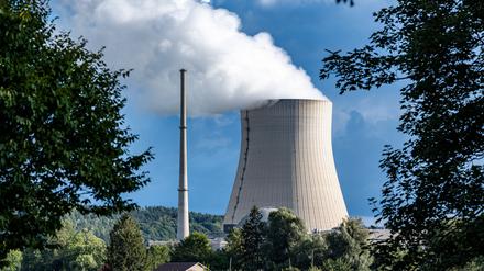 Wasserdampf steigt aus dem Kühlturm des Atomkraftwerks (AKW) Isar 2