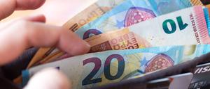 Euro-Scheine im Portemonnaie: Die ersten Banknoten gab die Europäische Zentralbank vor über 20 Jahren aus. Nun sollen sie neu gestaltet werden. 