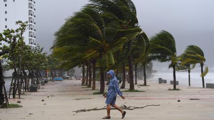 Ein Mann geht nach dem Durchzug des Taifuns „Noru“ am 28. September in Danang, Vietnam am Strand entlang.