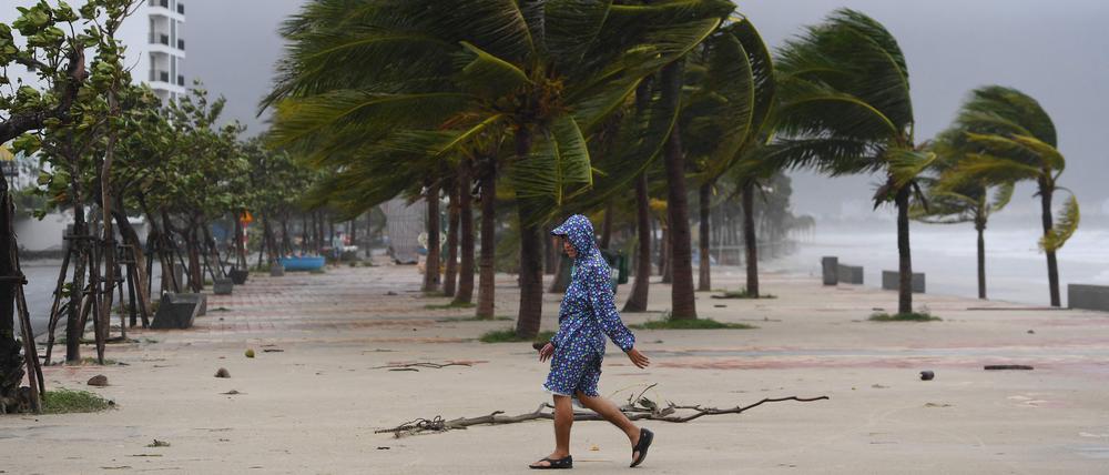 Ein Mann geht nach dem Durchzug des Taifuns „Noru“ am 28. September in Danang, Vietnam am Strand entlang.