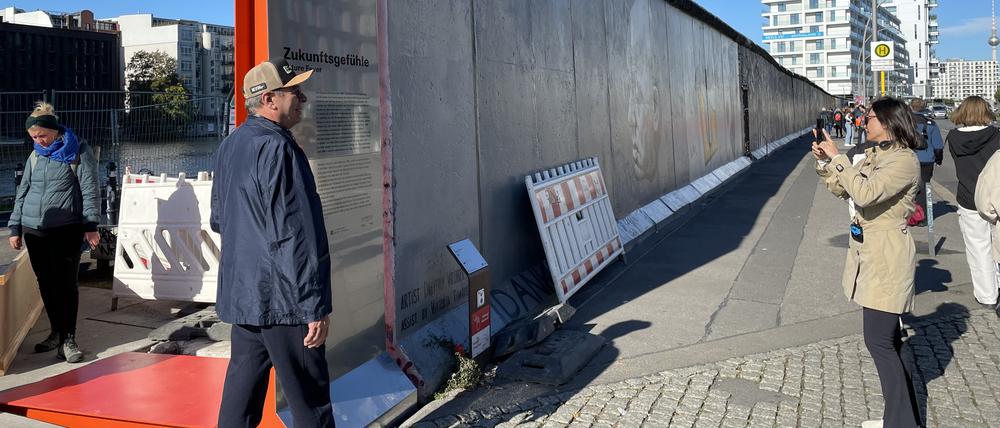An der East Side Gallery stellt die Stiftung Berliner Mauer vom 30. September bis 3. Oktober 2022 ein neues Programm vor: eine Online-Ausstellung und ein Sonderprogramm mit Führungen und Workshops mit Künstler:innen.