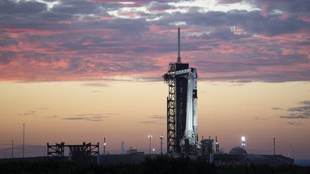 Eine SpaceX Falcon 9-Rakete in Cape Canaveral, mit der die ISS-Crew 2021 zur Raumstation gestartet war.