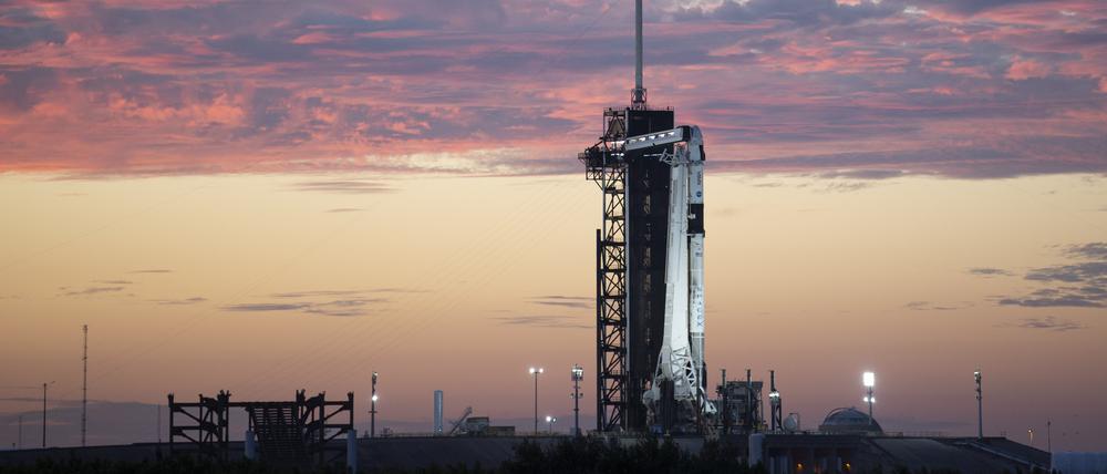 Eine SpaceX Falcon 9-Rakete in Cape Canaveral, mit der die ISS-Crew 2021 zur Raumstation gestartet war.
