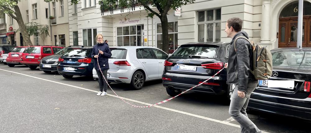 Isabell und Bernhard von Parkplatz Transform messen Parkplätze in der Motzstraße aus.