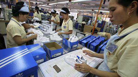 Adidas in Vietnam war einmal der letzte Schrei. Sneaker-Verpackung in Ho-Chi-Minh-Stadt 2007. Inzwischen zählt „Made in Germany“ für den Konzern wieder mehr.
