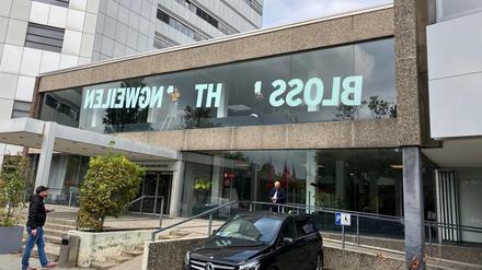 Im RBB-Fernsehzentrum wird der Slogan „Bloß nicht langweilen“ weggekratzt.