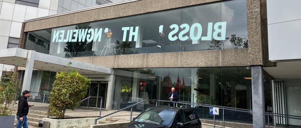 Im RBB-Fernsehzentrum wird der Slogan „Bloß nicht langweilen“ weggekratzt.