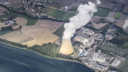 Dampf quillt aus dem Kühlturm des Kernkraftwerkes Isar 2