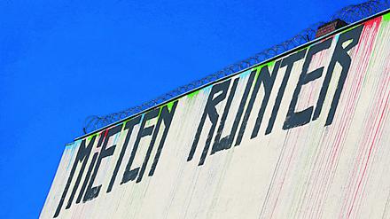 Mieten runter steht an einer Hausfassade in Berlin. 