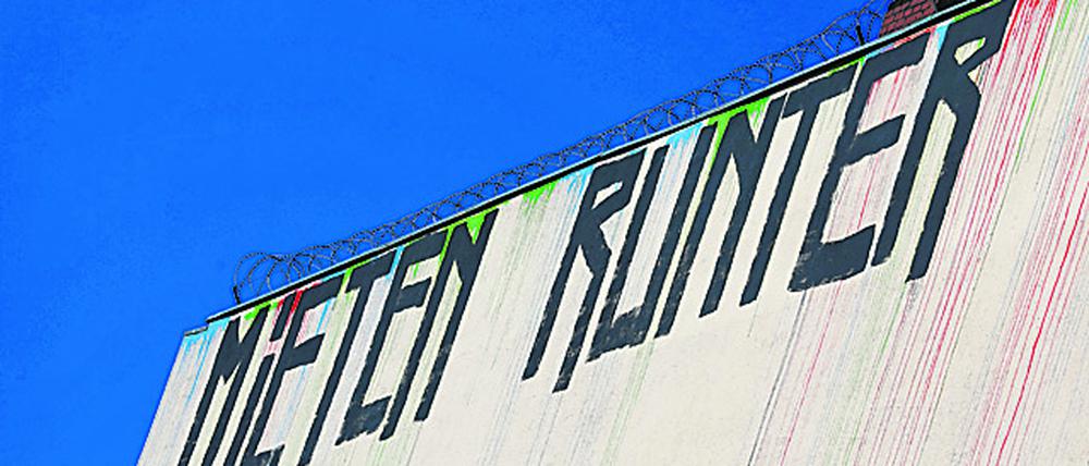 Mieten runter steht an einer Hausfassade in Berlin.