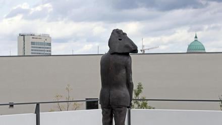 Blick von der Terrasse des Kunstmuseums Minsk auf die Rückwand des blu-Schwimmbades.