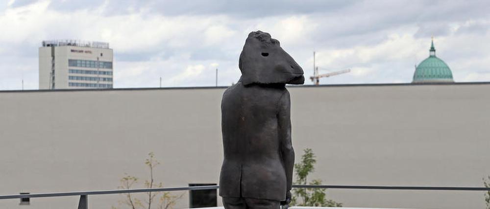 Blick von der Terrasse des Kunstmuseums Minsk auf die Rückwand des blu-Schwimmbades.