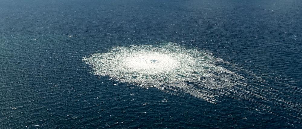 Dieses am 27. September 2022 vom dänischen Verteidigungskommando veröffentlichte Foto zeigt das Gasleck an der Nord Stream 2-Gaspipeline, aufgenommen vom F-16-Kampfflugzeug der dänischen Luftwaffe vor der dänischen Ostseeinsel Bornholm südlich von Dueodde.