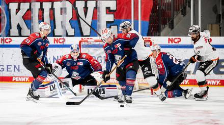 Da hatte er noch Handschuhe an. Blake Parlett (Nummer 55) von Nürnberg Ice Tigers am Dienstag im Spiel gegen Frankfurt.