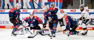 Da hatte er noch Handschuhe an. Blake Parlett (Nummer 55) von Nürnberg Ice Tigers am Dienstag im Spiel gegen Frankfurt.