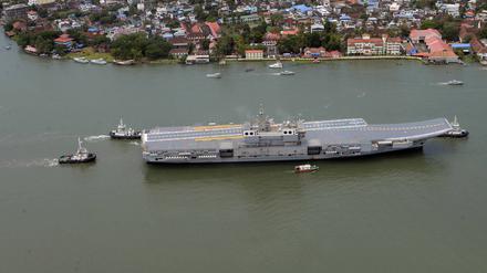 210804 -- KOCHI, Aug. 4, 2021 -- India s first indigenously designed and built aircraft carrier Vikrant begins its sea trials off the coast of Kochi in the southern state of Kerala, India, Aug. 4, 2021. The aircraft carrier is the largest warship built in the country having a displacement of about 40,000 tonnes. It is 262 meters long, 62 meters at the widest part and a height of 59 meters including the superstructure. UNI via Xinhua INDIA-KERALA-AIRCRAFT CARRIER-SEA TRIALS JavedxDar PUBLICATIONxNOTxINxCHN 