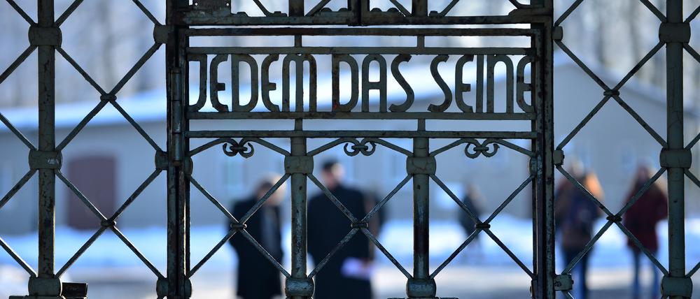 Das Lagertor mit der Inschrift „Jedem das Seine“ des KZs Buchenwald stammt von Franz Ehrlich. 