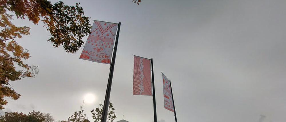 „Such a Minsk“ nennt die belarussische Künstlerin Rufina Bazlova die von ihr entworfenen Fahnen vor dem Kunstmuseum.