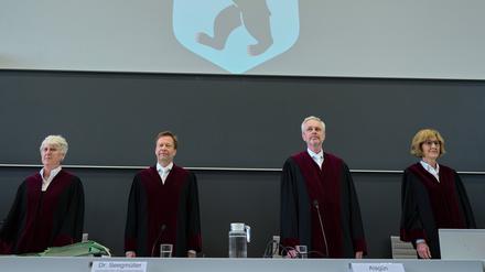 Ludgera Selting (l-r), Präsidentin des Verfassungsgerichtshofes, Robert Wolfgang Seegmüller, Vizepräsident, Ahmet Kurt Alagün, Richter und Mitglied des Verfassungsgerichtshofes, und Margarete Gräfin von Galen, Rechtsanwältin und Mitglied des Verfassungsgerichtshofes, stehen in einem Hörsaal der Freien Universität Berlin in Dahlem. 