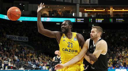 Albas Christ Koumadje (links) bekam es gegen Hamburg mit Nationalspieler Jonas Wohlfahrt-Bottermann, besser bekannt als Wobo, zu tun.