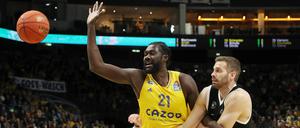Albas Christ Koumadje (links) bekam es gegen Hamburg mit Nationalspieler Jonas Wohlfahrt-Bottermann, besser bekannt als Wobo, zu tun. 