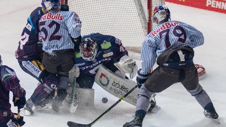 Berlins Torwart Tobias Ancicka (M) in Aktion gegen Münchens Patrick Hager (2.vl).