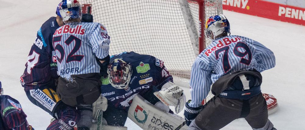 Berlins Torwart Tobias Ancicka (M) in Aktion gegen Münchens Patrick Hager (2.vl). 