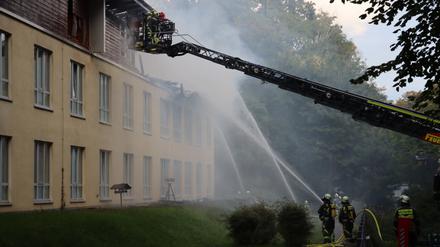 Die Feuerwehr löscht einen Brand im Seniorenheim.