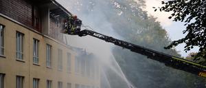 Die Feuerwehr löscht einen Brand im Seniorenheim.