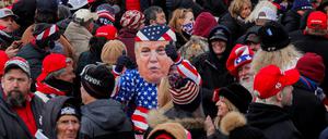 Trump-Unterstützer mit einer Trump-Figur.
