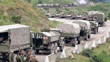 Russische Truppen und Soldaten ziehen in einem langen Konvoi über eine Straße in Georgien, 2008 (Symbolbild)