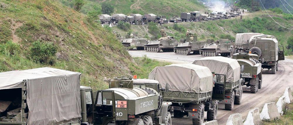 Russische Truppen und Soldaten ziehen in einem langen Konvoi über eine Straße in Georgien, 2008 (Symbolbild)