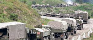 Russische Truppen und Soldaten ziehen in einem langen Konvoi über eine Straße in Georgien, 2008 (Symbolbild)