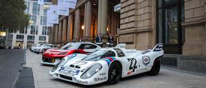 Zum Börsengang hat Porsche einige Sportwagen vor der Börse in Frankfurt platziert.