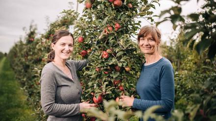 Lena Schirmer (l.) und Anke Wollanik vom Obstgut Franz Müller in Altlandsberg/ OT Wesendahl