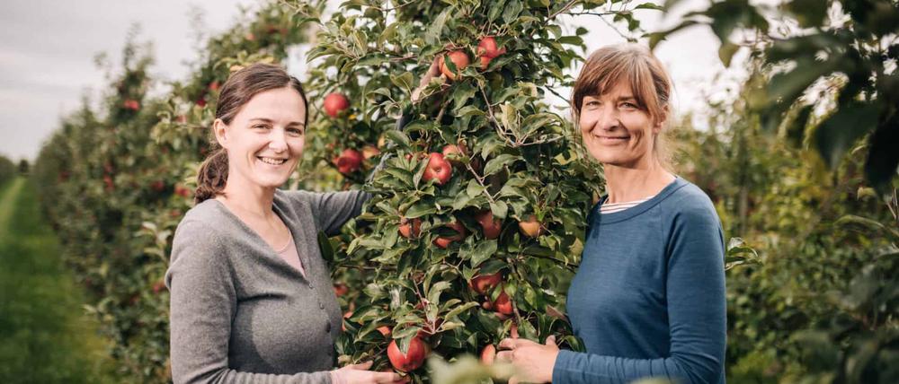 Lena Schirmer (l.) und Anke Wollanik vom Obstgut Franz Müller in Altlandsberg/ OT Wesendahl