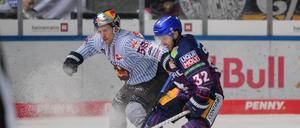 Ex-Eisbär Ryan McKiernan (l.) wirkte im Duell zwischen München und Berlin zielstrebiger als die ehemaligen Kollegen.