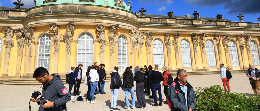 Besucher am Schloss Sanssouci in Potsdam.