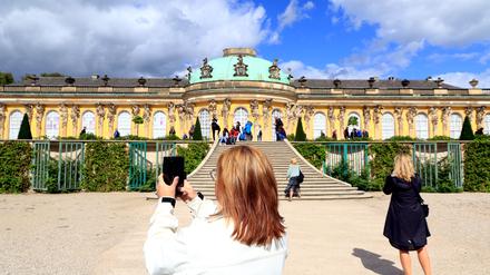 Besucher vor dem Schloss Sanssouci  in Potsdam.