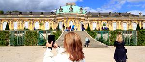 Besucher im Park von Schloss Sanssouci in Potsdam.