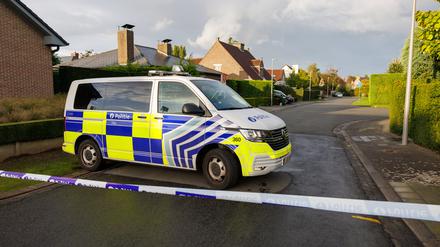 26.09.2022, Belgien, Kortrijk: Ein Fahrzeug der Polizei steht in der Nähe des Hauses von Minister Van Quickenborne in Kortrijk. Van Quickenborne steht seit diesem Wochenende unter verstärktem Polizeischutz. Vier Personen, von denen bekannt ist, dass sie mit Drogendelikten in Verbindung stehen, wurden in den Niederlanden festgenommen, weil sie ihn und seine Familie bedroht hatten und möglicherweise eine Entführung planten. (zu dpa: « «Narco-Staat» Belgien: Drogenmafia nimmt Justizminister ins Visier») Foto: Kurt Desplenter/BELGA/dpa +++ dpa-Bildfunk +++