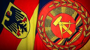 Die Staatsflagge der Bundesrepublik Deutschland neben der Staatsflagge der Deutschen Demokratischen Republik.