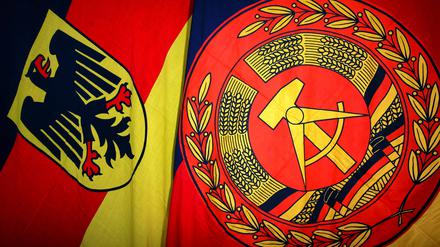 Die Staatsflagge der Bundesrepublik Deutschland neben der Staatsflagge der Deutschen Demokratischen Republik.