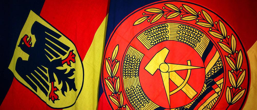 Staatsflagge der Bundesrepublik Deutschland neben der Staatsflagge der Deutschen Demokratischen Republik.